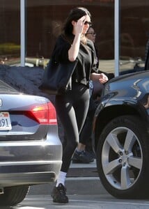 Kendall-Jenner---Hits-up-Zinc-Salon-with-Justine-Skye-in-West-Hollywood-10.jpg