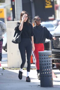 Kendall-Jenner---Hits-up-Zinc-Salon-with-Justine-Skye-in-West-Hollywood-14.jpg