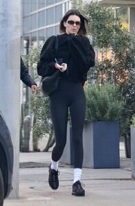 Kendall-Jenner---Hits-up-Zinc-Salon-with-Justine-Skye-in-West-Hollywood-15.jpg