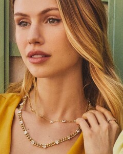 Kendra-Scott-Cailin-Chain-Necklace-White-Crystal-Gold-00.jpg