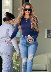 Khloe-Kardashian---In-skinny-denim-visiting-a-beauty-salon-in-Los-Angeles-05.jpg