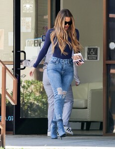 Khloe-Kardashian---In-skinny-denim-visiting-a-beauty-salon-in-Los-Angeles-07.jpg