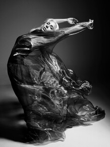 Lady-Gaga-Dancing-Dom-Perignon-2023.jpg