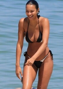 Lais_Ribeiro_in_Bikini_on_Ipanema_Beach_03_22_2023__6_.jpg