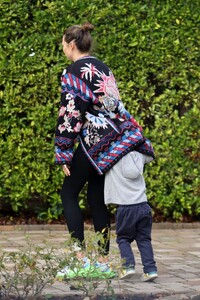 Miranda-Kerr---Without-makeup-out-in-Brentwood-08.jpg