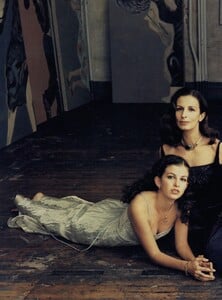 Mother_Leibovitz_US_Vogue_March_2000_05.thumb.jpg.2fbbd4bff12e89d79bf02467f4962f04.jpg