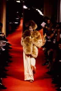 VIVIENNE-WESTWOOD-FALL-1993-RTW-02.jpg