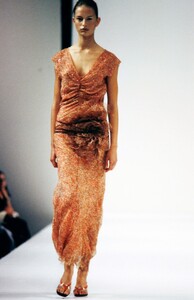 Vera-Wang-SS-2000-13.thumb.jpg.b5271a60cb8c040e0945bfc9d006291a.jpg