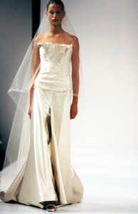 Vera-Wang-SS-2000-19.thumb.jpg.853b07108608ba1c8d0b65968d56b654.jpg