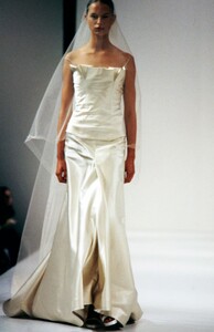 Vera-Wang-SS-2000-20.thumb.jpg.a2a3bef8bb8d221d71b538905e9efa21.jpg