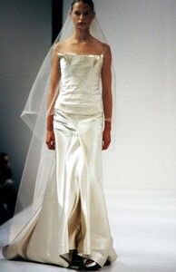 Vera-Wang-SS-2000-20.thumb.jpg.a2a3bef8bb8d221d71b538905e9efa21.jpg