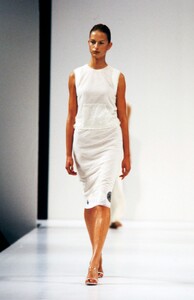 Vera-Wang-SS-2000-6.thumb.jpg.33a604f08e0e5babe0dd1ce3776a06b6.jpg