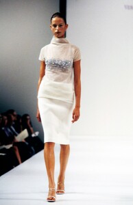 Vera-Wang-SS-2000-9.thumb.jpg.44f9a4ea45b896852b6d176269187406.jpg