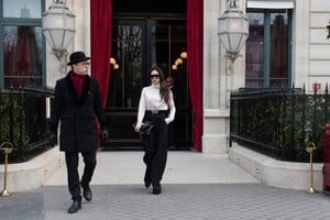 Victoria-Beckham---Pictured-during-the-Paris-Fashion-Week-in-Paris-03.jpg