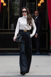 Victoria-Beckham---Pictured-during-the-Paris-Fashion-Week-in-Paris-04.jpg