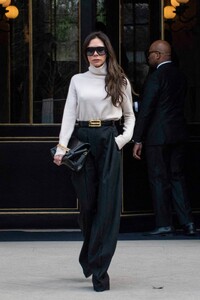 Victoria-Beckham---Pictured-during-the-Paris-Fashion-Week-in-Paris-06.jpg