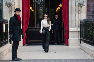 Victoria-Beckham---Pictured-during-the-Paris-Fashion-Week-in-Paris-08.jpg