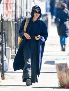 Zoe-Kravitz---Seen-on-a-stroll-in-New-York-07.jpg
