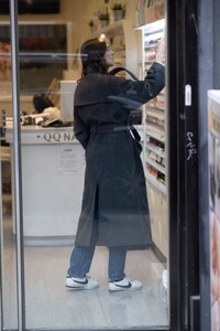 alexa-chung-arrives-at-a-nail-salon-in-new-york-02-09-2023-1.jpg