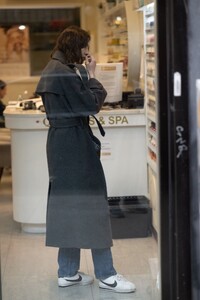 alexa-chung-arrives-at-a-nail-salon-in-new-york-02-09-2023-3.jpg