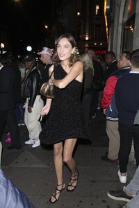 alexa-chung-arrives-at-jw-anderson-fashion-show-in-london-09-17-2022-0.thumb.jpg.f572f31b3a1f5e9c5afb6c4d1b70fe46.jpg