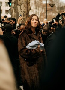 alexa-chung-arrives-at-loewe-fashion-show-in-paris-03-05-2022-2.jpg