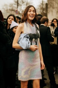 alexa-chung-arrives-at-loewe-fashion-show-in-paris-03-05-2022-4.jpg