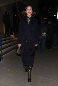 alexa-chung-arrives-at-perfect-magazine-party-at-london-fashion-week-02-21-2022-0.thumb.jpg.953a40277fed00900ee6bcbe88289aa5.jpg