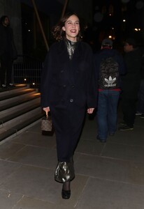 alexa-chung-arrives-at-perfect-magazine-party-at-london-fashion-week-02-21-2022-3.thumb.jpg.b1ed34cbd45f837446691578a61cdc17.jpg