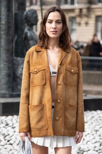 alexa-chung-at-miu-miu-womenswear-fall-winter-2023-2024-show-at-paris-fashion-week-03-06-2023-3.jpg