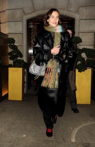 alexa-chung-leaves-aubery-in-knightsbridge-12-17-2022-0.jpg