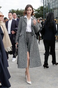 alexa-chung-leaves-dior-fashion-show-at-pfw-in-paris-03-01-2022-1.thumb.jpg.7066f8a0952294ff42558fd4f7acc99b.jpg