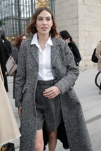 alexa-chung-leaves-dior-fashion-show-at-pfw-in-paris-03-01-2022-4.thumb.jpg.66cc3158b91551eaa31d5fcdd6d02769.jpg