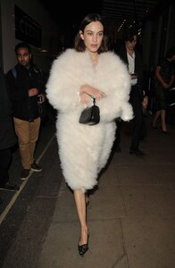 alexa-chung-night-out-in-london-03-10-2022-1.thumb.jpg.fb11ddf6191a45b3086fd980a04cbb91.jpg