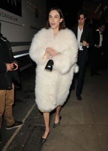 alexa-chung-night-out-in-london-03-10-2022-4.thumb.jpg.13f72c18b408dd26763336c067887484.jpg