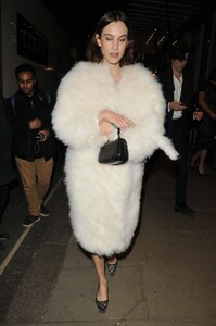 alexa-chung-night-out-in-london-03-10-2022-5.thumb.jpg.bbdba3a8833ba5d911d47eb6d6b6dd07.jpg