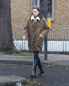 alexa-chung-out-in-london-11-16-2022-0.thumb.jpg.61d2b82e46cba72ea3696b0b7f9d1a79.jpg