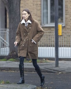 alexa-chung-out-in-london-11-16-2022-5.thumb.jpg.581179e3e4563c95902e7969d592ba1c.jpg