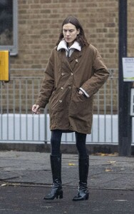 alexa-chung-out-in-london-11-16-2022-6.thumb.jpg.caa14571a4afe03bcebc8e6f3671e6b4.jpg