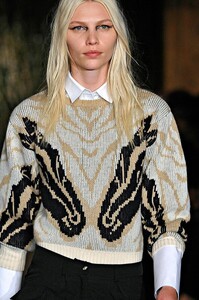 altuzarra-rtw-fall-2012-details-044_001122445244.thumb.jpg.c8ccb6588f50d2d77dca00adea1741f3.jpg