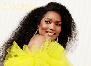 angela-bassett-2023-screen-actors-guild-awards-in-los-angeles-7.jpg