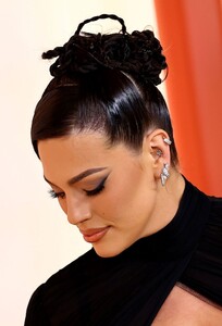 ashley-graham-at-95th-annual-academy-awards-in-hollywood-03-12-2023-0.jpg