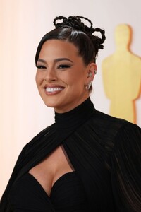 ashley-graham-at-95th-annual-academy-awards-in-hollywood-03-12-2023-9.jpg