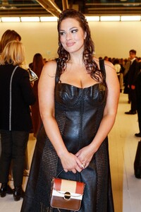 ashley-graham-at-chloe-womenswear-fall-winter-2023-2024-show-at-paris-fashion-week-03-02-2023-0.jpg