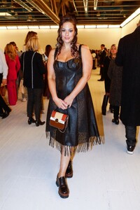 ashley-graham-at-chloe-womenswear-fall-winter-2023-2024-show-at-paris-fashion-week-03-02-2023-3.jpg