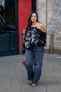 ashley-graham-at-jw-anderson-show-at-london-fashion-week-02-19-2023-0.jpg