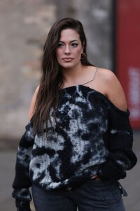 ashley-graham-at-jw-anderson-show-at-london-fashion-week-02-19-2023-5.jpg