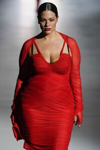 ashley-graham-walks-runway-at-dolce-gabbana-fashion-show-in-milan-02-25-2023-0.jpg