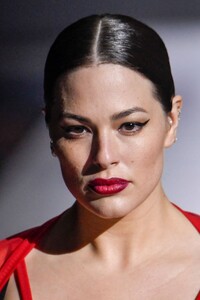 ashley-graham-walks-runway-at-dolce-gabbana-fashion-show-in-milan-02-25-2023-2.jpg