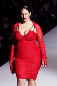 ashley-graham-walks-runway-at-dolce-gabbana-fashion-show-in-milan-02-25-2023-3.jpg